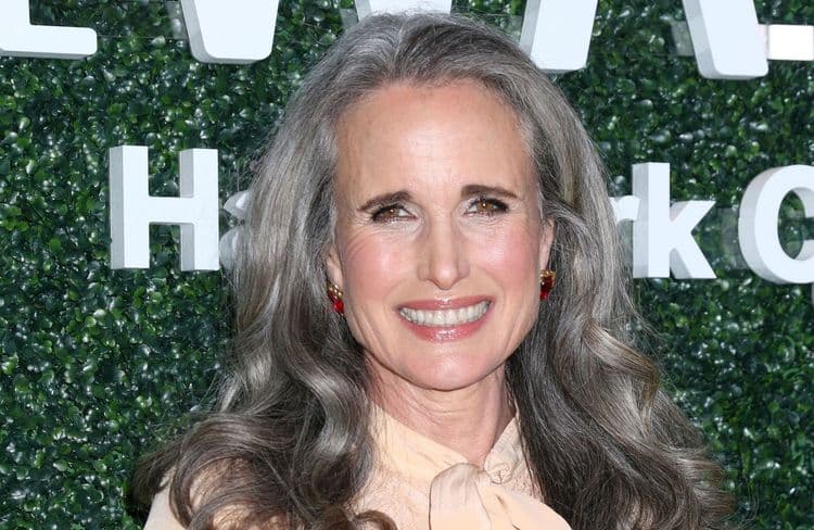Andie MacDowell : le détail qui sublime ses cheveux gris avec élégance