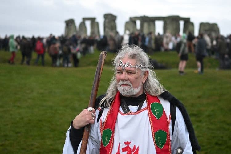 Des milliers de personnes célèbrent le solstice d'hiver à Stonehenge