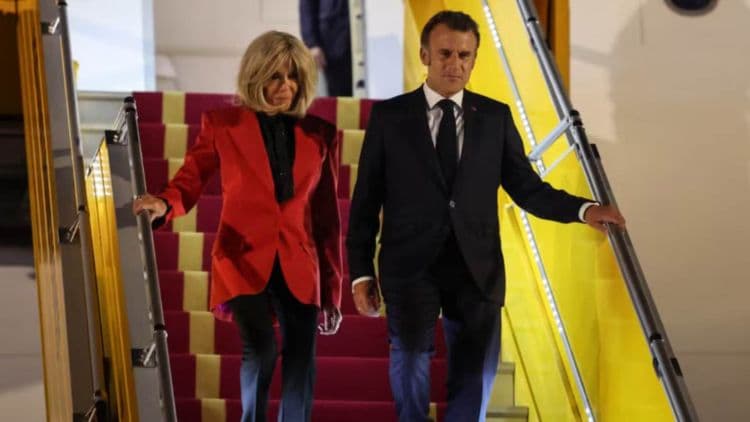 "Dégage, espèce de..." : Emmanuel Macron giflé, ce que lui aurait dit Brigitte Macron en descendant de l'avion au Vitenam !