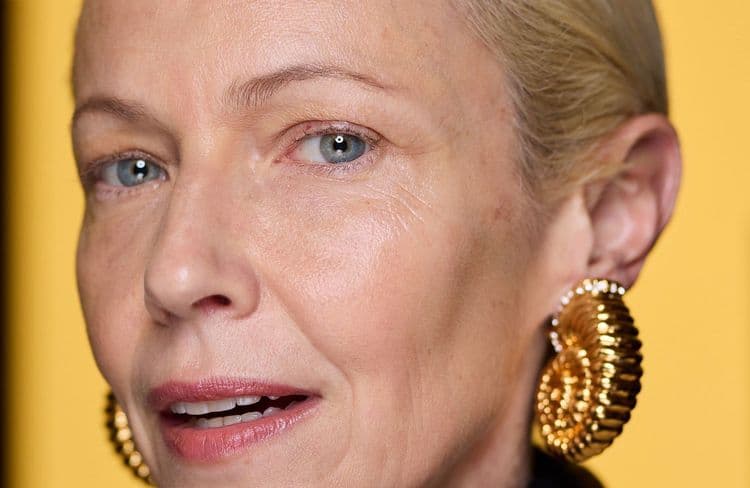 Cheveux blonds : comment maquiller ses yeux sans durcir les traits après 50 ans ?
