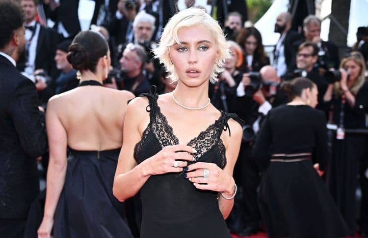 Iris Law ose la nuisette chic et gothique à Cannes