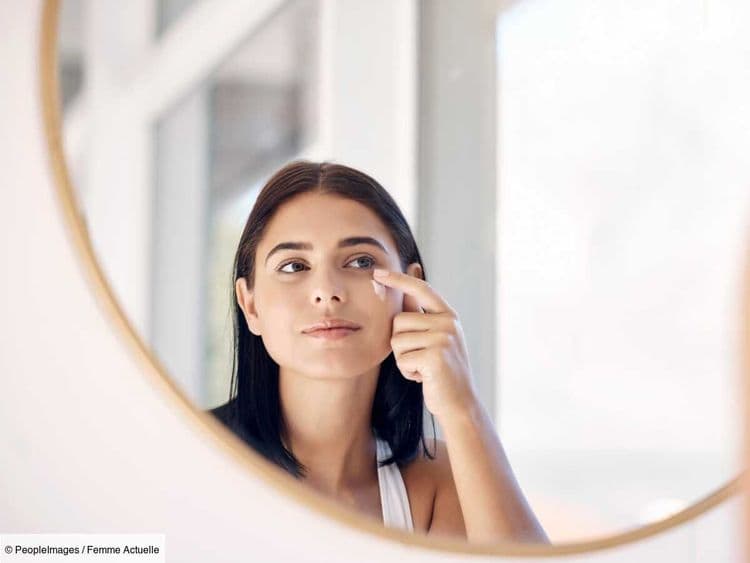 Voici l'endroit du visage qu'on oublie de protéger avec de la crème solaire - et comment bien l'appliquer