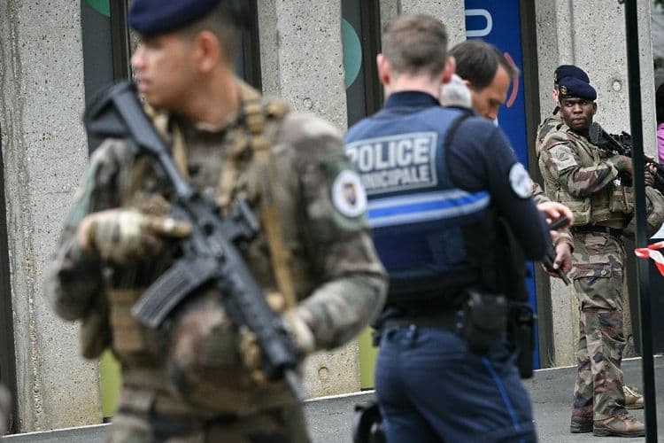 Une lycéenne mortellement poignardée et trois blessés dans une attaque dans un lycée privé de Nantes