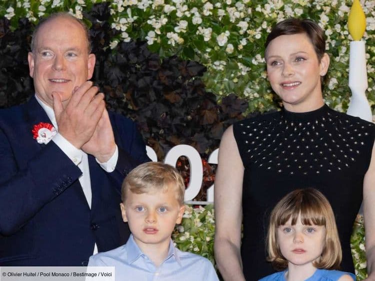 Albert et Charlène de Monaco aux anges : leurs jumeaux Jacques et Gabriella éblouissants pour leur première communion, des images rares dévoilées