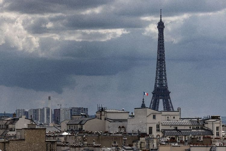 Cercueils au pied de la Tour Eiffel: les suspects présentés à un juge d'instruction