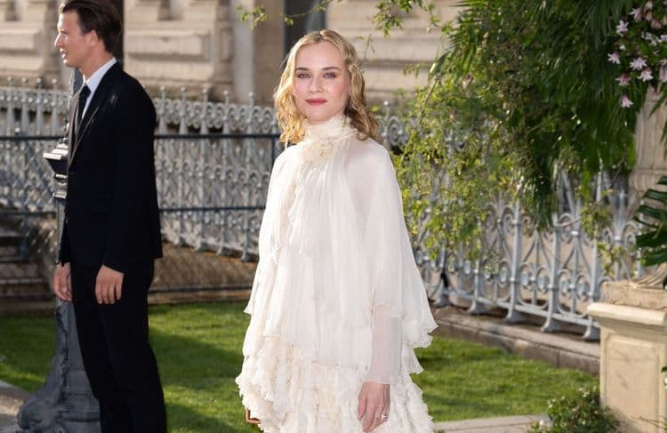 Dans une robe bohème virevoltante, Diane Kruger irradie au Bal d’Été à Paris