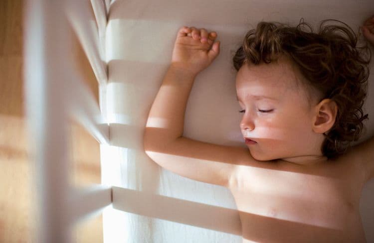 Canicule : comment aider un enfant à s’endormir malgré la chaleur