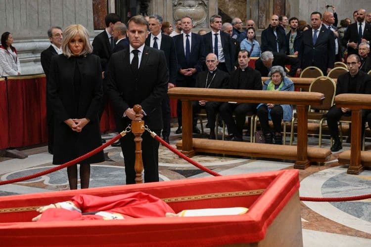 Emmanuel Macron s'est recueilli devant la dépouille du pape