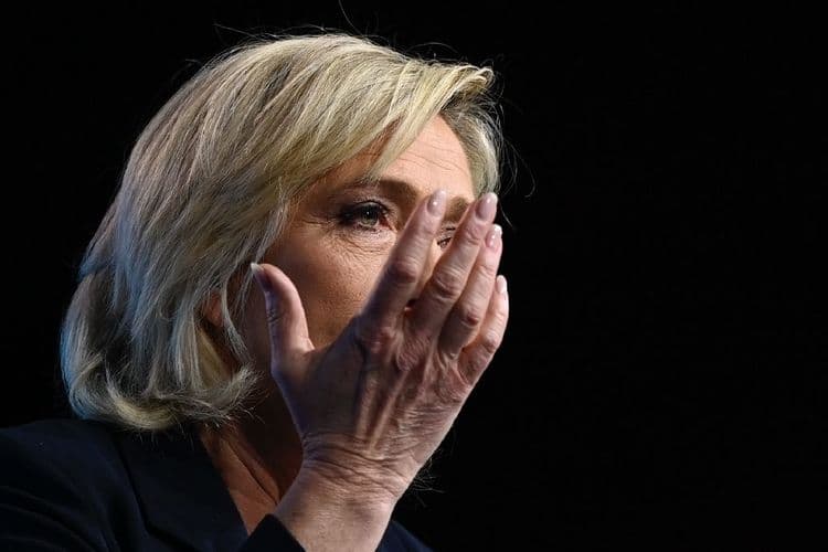 Armes occidentales contre des bases russes: pour Le Pen, "Macron veut que la France entre en guerre"