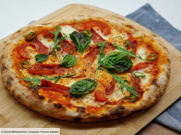 La recette de la pâte à pizza parfaite aérienne et alvéolée que l'on peut préparer la veille