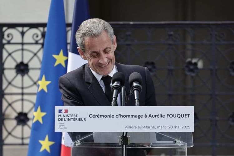 Nicolas Sarkozy sort de son "silence médiatique" pour rendre hommage à une policière municipale tuée