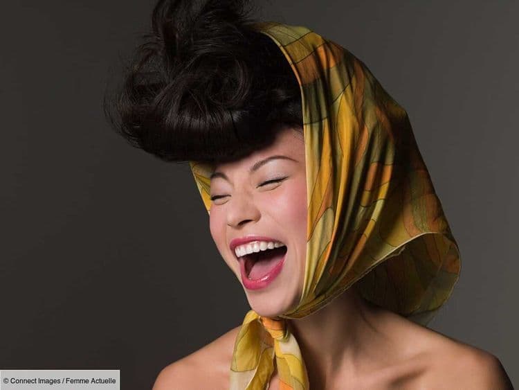 Chic et facile, cette manière de porter votre foulard est idéale pour donner du volume à vos cheveux fins