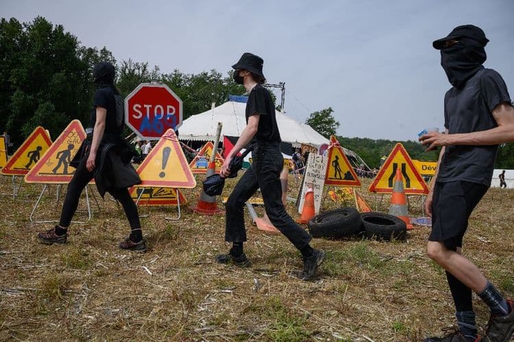 L'autoroute A69 "ne passera pas": des milliers d'écologistes mobilisés, des incidents