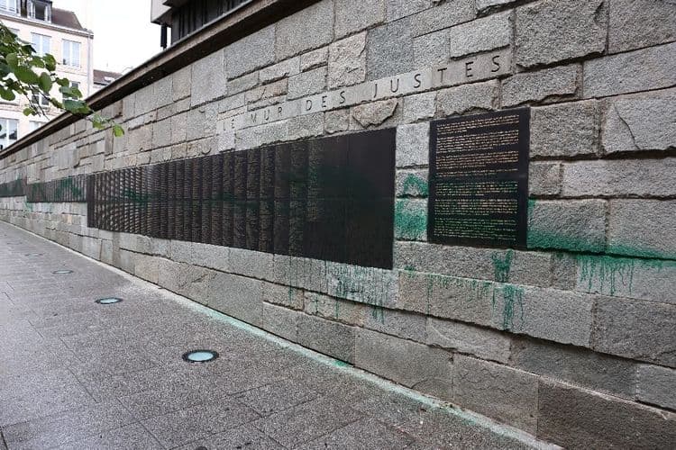 Jets de peinture verte sur deux synagogues et le Mémorial de la Shoah à Paris (police)