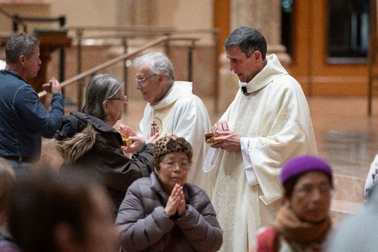 A la cathédrale de Chicago, la "très belle surprise" d'un pape venu de sa banlieue