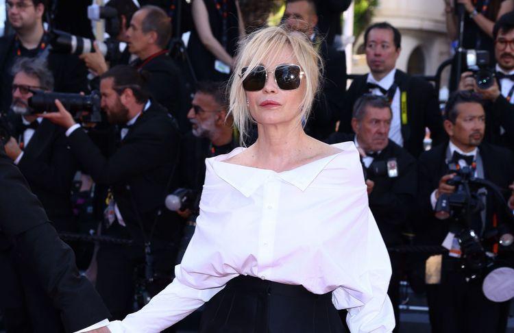 Cannes 2024 : en pantalon large et chemise blanche, Emmanuelle Béart mise sur l'élégance décontractée