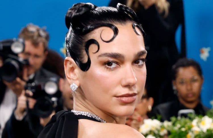 Dua Lipa relance cette tendance manucure inattendue (et on ne l’avait pas vu venir)