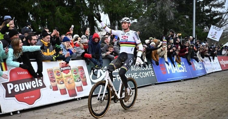 Cyclo-Cross: Van der Poel montre les muscles avant les Mondiaux