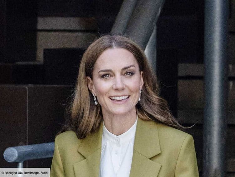 Kate Middleton fait une apparition surprise pour remettre un prix, elle confirme son attrait pour la mode dans une tenue signée Victoria Beckham