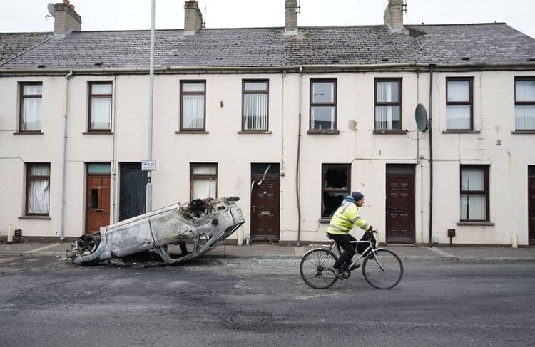 Comment une affaire de tentative de viol a entrainé des violences « insensées » en Irlande du Nord