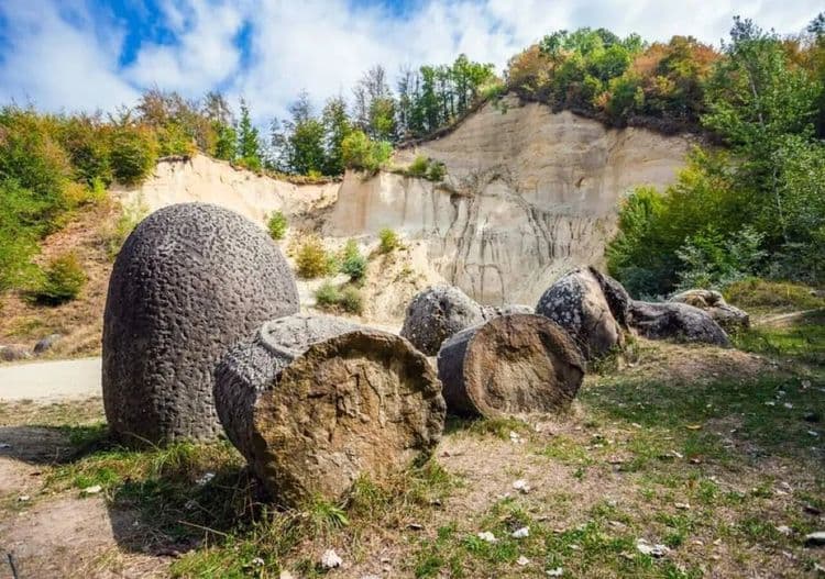 Des pierres vivantes qui grandissent et se déplacent ? Direction la Roumanie !