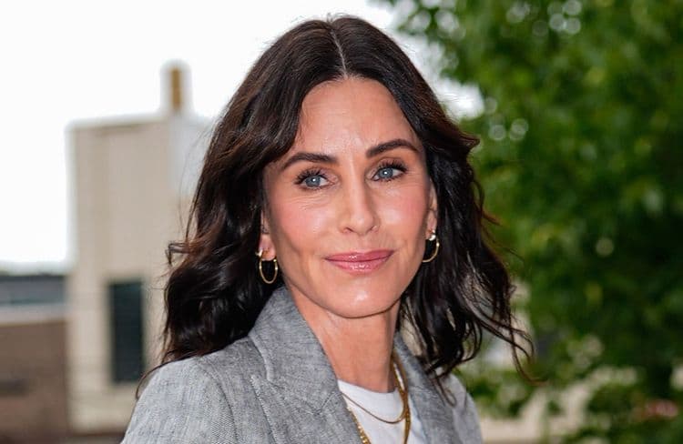 L’astuce infaillible de Courteney Cox pour camoufler cernes et taches pigmentaires