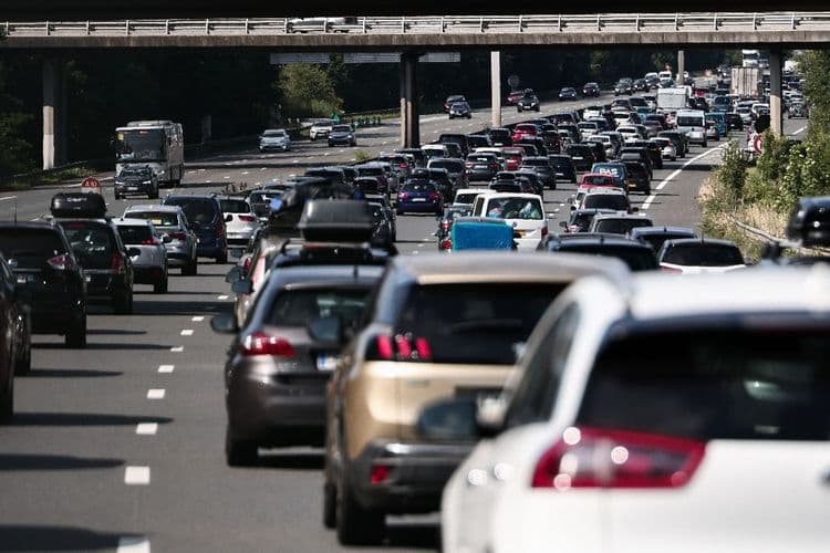 Vacances d'été: circulation "très dense" toute la journée, plus de 1.000 kms de bouchons