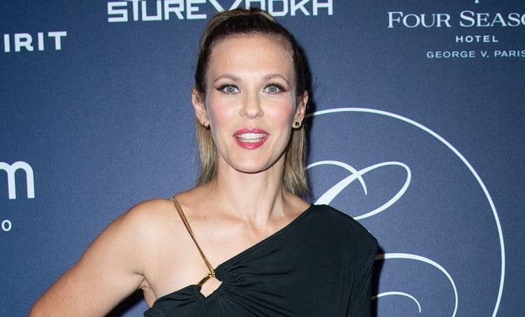 Lorie Pester cash sur sa première opération de chirurgie esthétique : "Je devais avoir 8 ou 10 ans"