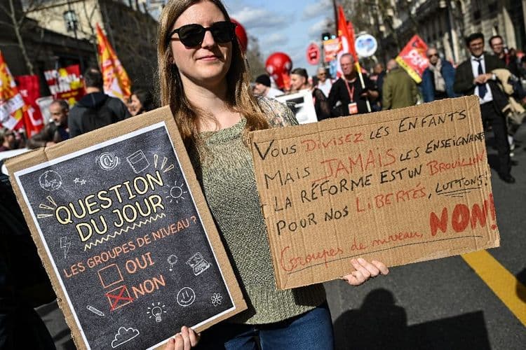 Professeurs, parents et élèves défilent à travers la France contre le "choc des savoirs"
