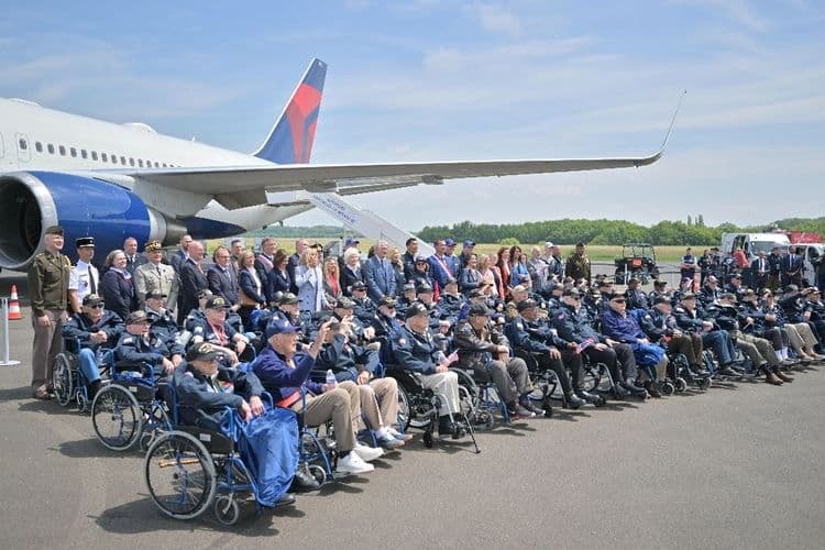 80 ans du D-Day: arrivée d'une cinquantaine de vétérans américains à l'aéroport de Deauville