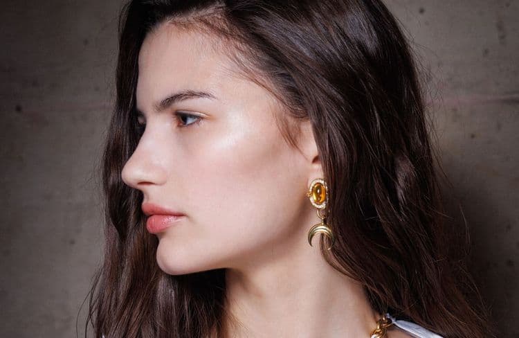 «Hand Contouring» : la nouvelle astuce virale pour un teint sculpté en un geste