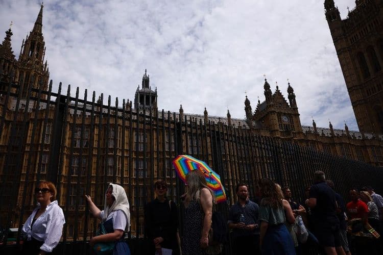 Royaume-Uni: des personnes trans interpellent leur député sur des directives "régressives"