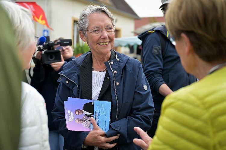 Sur un marché du Calvados, la "peur du RN" l'emporte sur les réticences à voter Elisabeth Borne