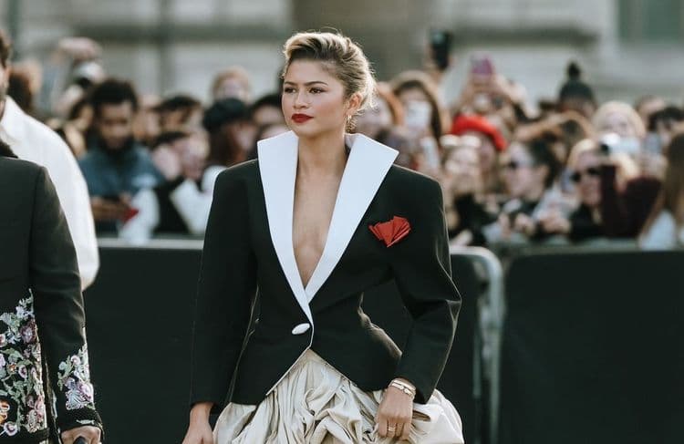 Chic et volumineuse : la bubble skirt signe le look parfait des fêtes de fin d'année
