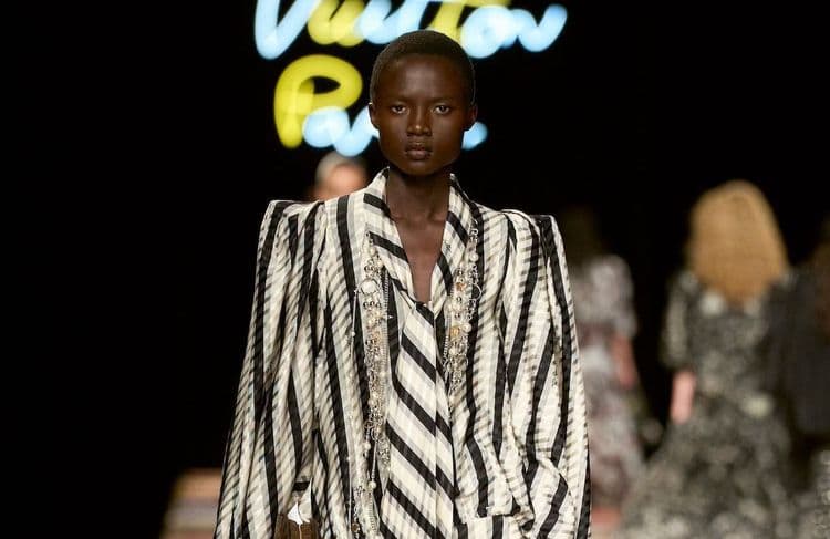 La blouse à col lavallière fait son grand retour cette saison