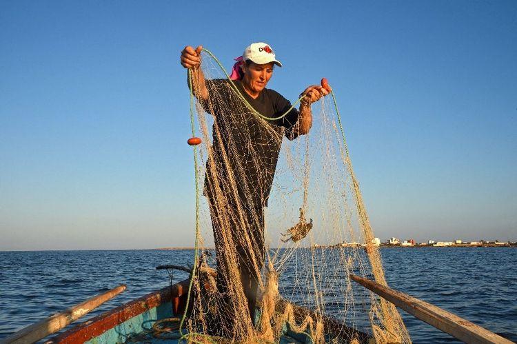 En Tunisie, des femmes pêcheuses combattent les inégalités et le changement climatique