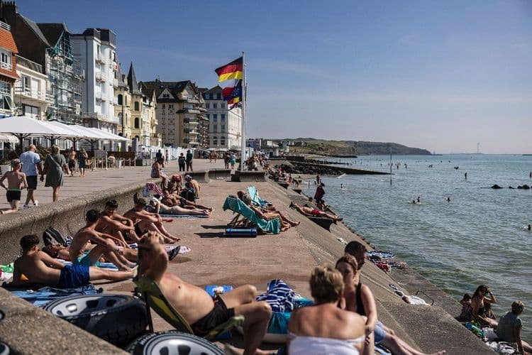 Sur la Côte d'Opale, le drame migratoire se mêle aux touristes
