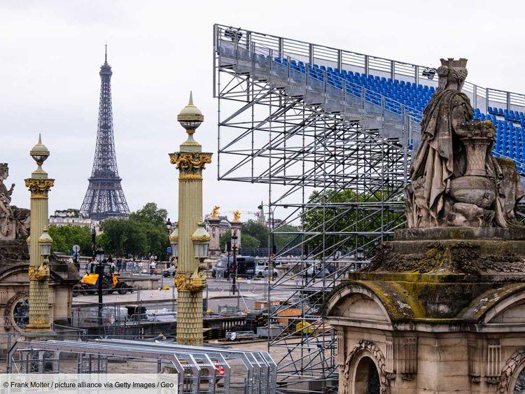Les anneaux olympiques ont été accrochés dans la nuit sur la Tour Eiffel