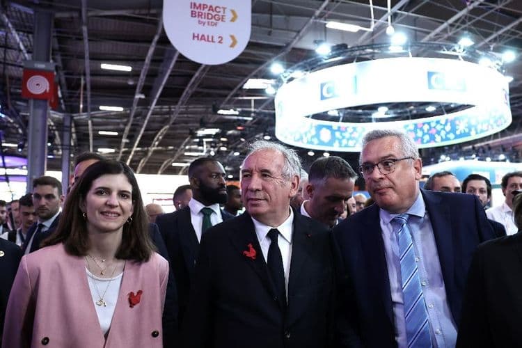 Bayrou exhorte "les grands" groupes de la tech à aider "les petits"