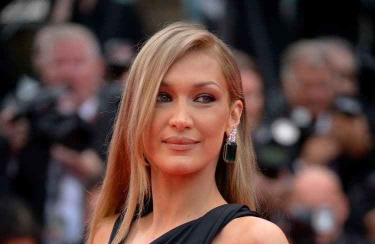 Adieu le blond, Bella Hadid renoue avec sa coloration signature pour l’été