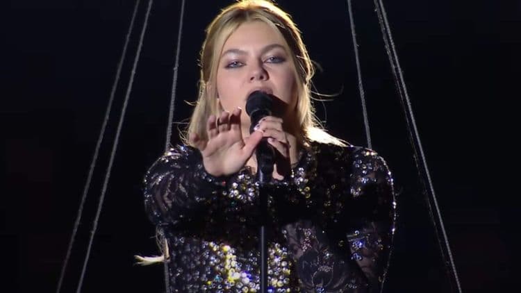 "J’ai la chair de poule" : Louane chante Maman sur la scène de l’Eurovision, les internautes conquis