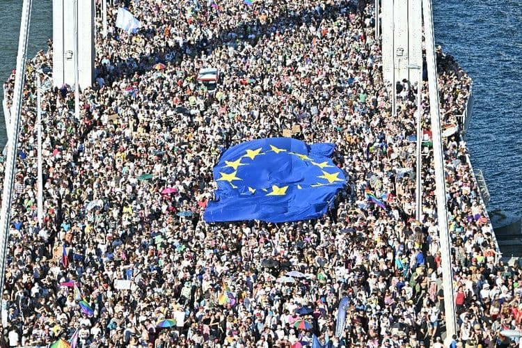 A Budapest, Orban défié par une marche des fiertés à l'affluence record