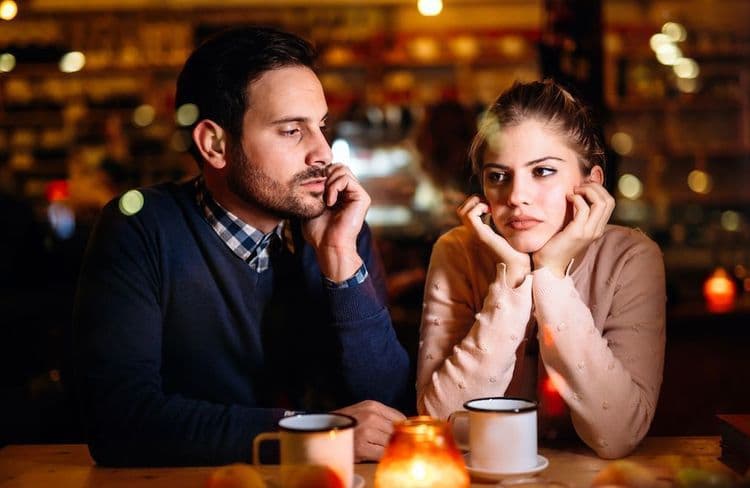 Qu’est-ce que le « floodlighting », ce comportement qui risque de faire fuir votre interlocuteur en date ?