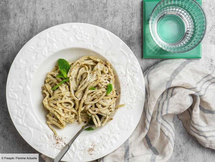 Miam miam, vous allez vous régaler avec cette recette de pâtes façon carbonara à la crème de courgettes !