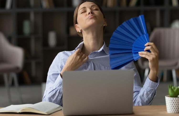 L’air de bureau met-il votre peau en danger ? Voici la théorie qui affole les réseaux