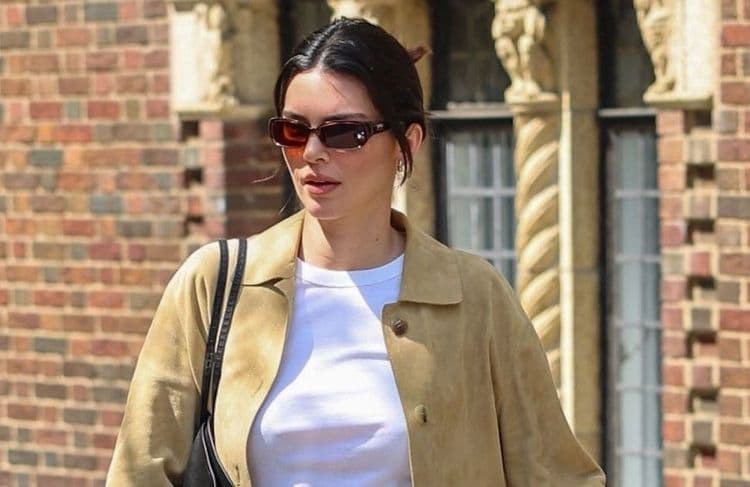 Tongs et jean : Kendall Jenner adopte le combo chic et décontracté viral des soeurs Olsen