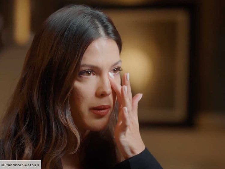 "J'étais en détresse et j'étais seule" : Iris Mittenaere fond en larmes en évoquant le décès de sa grand-mère pendant un évènement important de sa carrière