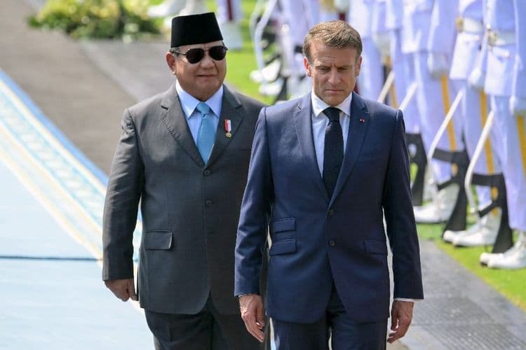 Macron en Indonésie pour vanter sa troisième voie chez un non-aligné historique