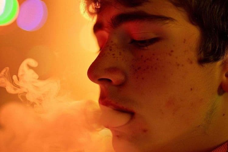 Addictions émergentes chez les jeunes Européens : vapotage, paris en ligne et autres nouvelles dépendances