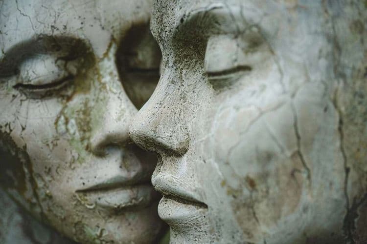Comment un baiser a failli coûter la vie à cette femme : Le récit surprenant